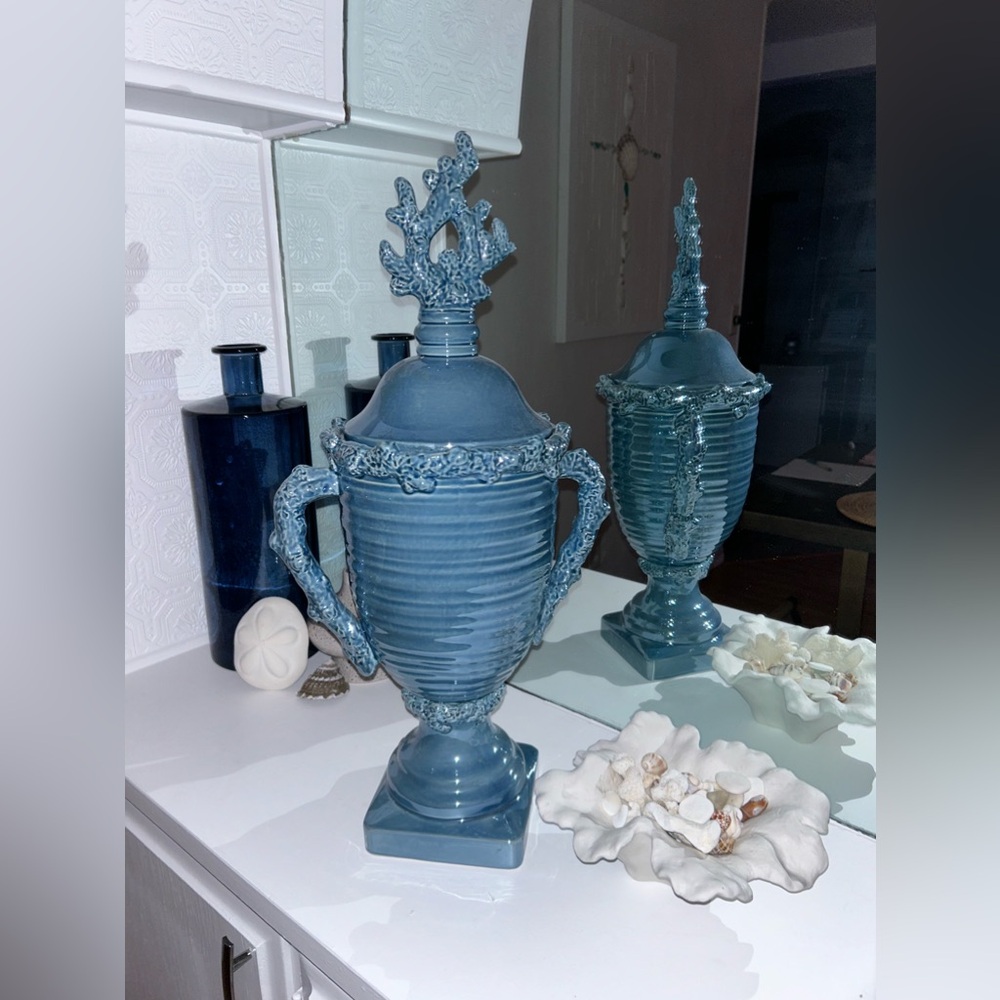 PLUTUS BRANDS DECORATIVE CERAMIC BLUE VASE CORAL LID